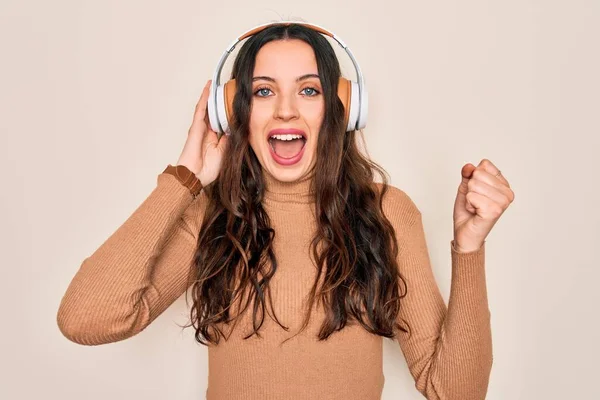 Jovem Mulher Bonita Com Olhos Azuis Ouvindo Música Dançando Usando — Fotografia de Stock