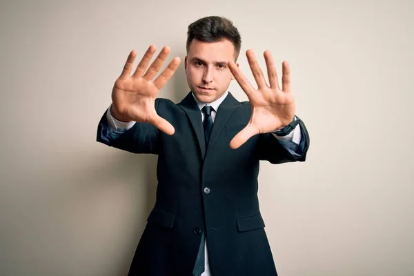 Zarif Takım Elbiseli Kravatlı Genç Yakışıklı Bir Adamı Parmaklarıyla Çerçeve — Stok fotoğraf