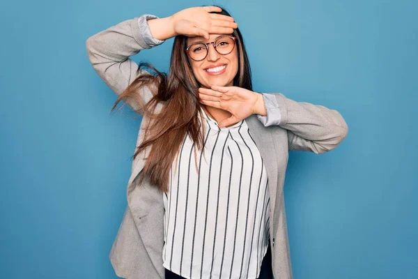 Ung Latinamerikansk Affärskvinna Bär Glasögon Stående Över Blå Isolerad Bakgrund — Stockfoto