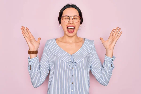 Joven Hermosa Mujer Con Camisa Rayas Casuales Gafas Sobre Fondo — Foto de Stock