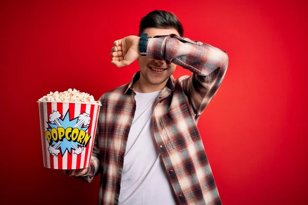 Joven Guapo Hombre Caucásico Con Gafas Cine Comer Palomitas Maíz — Foto de Stock