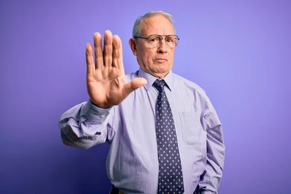 Homem Negócios Cabelos Grisalhos Usando Óculos Sobre Fundo Roxo Isolado — Fotografia de Stock