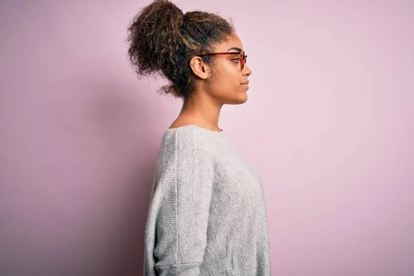 Fiatal Gyönyörű Afro Amerikai Lány Visel Pulóver Szemüveg Felett Rózsaszín — Stock Fotó