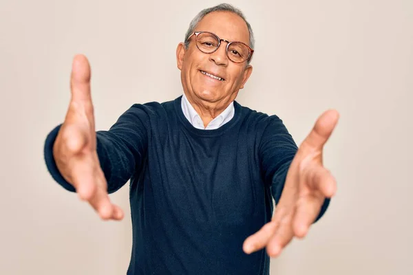 Starší Pohledný Šedovlasý Muž Svetrem Brýlemi Přes Izolované Bílé Pozadí — Stock fotografie
