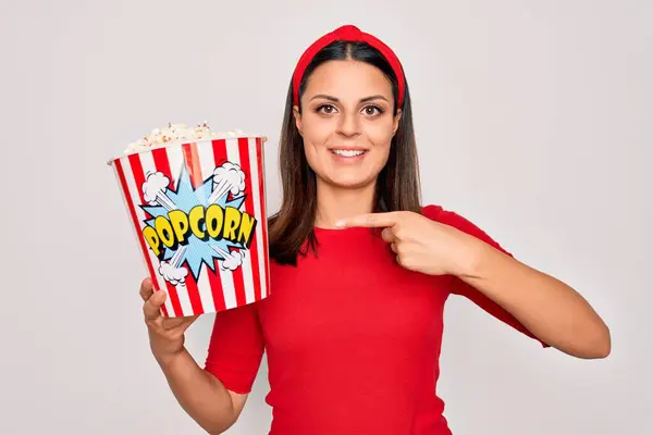 Joven Hermosa Morena Comiendo Paquete Palomitas Maíz Merienda Sobre Fondo —  Fotos de Stock