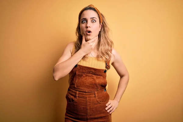 Young Beautiful Blonde Woman Wearing Overalls Diadem Standing Yellow Background — Stock Photo, Image