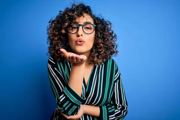 Jonge Mooie Krullende Arabische Vrouw Draagt Gestreepte Shirt Bril Blauwe — Stockfoto