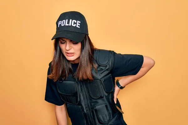 Молода Красива Брюнетка Поліцейська Уніформі Поліції Куленепробивна Шапка Страждання Від — стокове фото