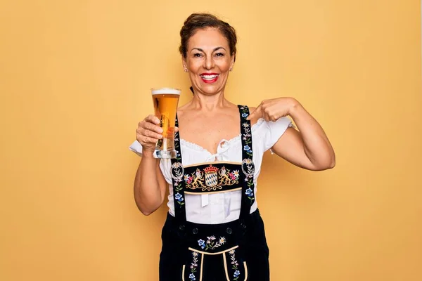Femme Brune Moyen Âge Portant Robe Traditionnelle Allemande Oktoberfest Boire — Photo