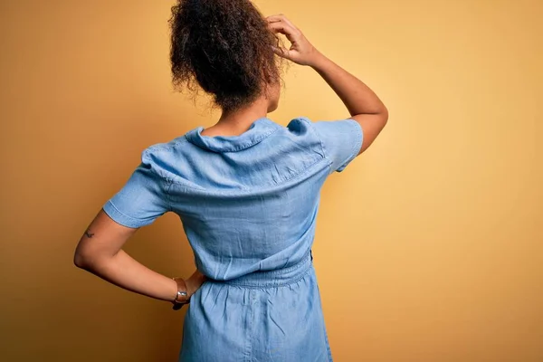 Gadis Muda African Amerika Yang Cantik Mengenakan Gaun Denim Berdiri — Stok Foto