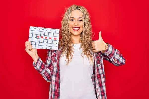 Junge Schöne Blonde Frau Hält Periodenkalender Zur Kontrolle Des Menstruationszyklus — Stockfoto