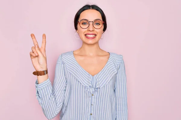 Junge Schöne Frau Trägt Lässig Gestreiftes Hemd Und Brille Über — Stockfoto