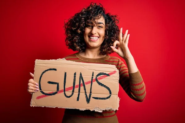 Young Beautiful Arab Woman Asking Peace Holding Banner Prohibited Guns — Stock Photo, Image