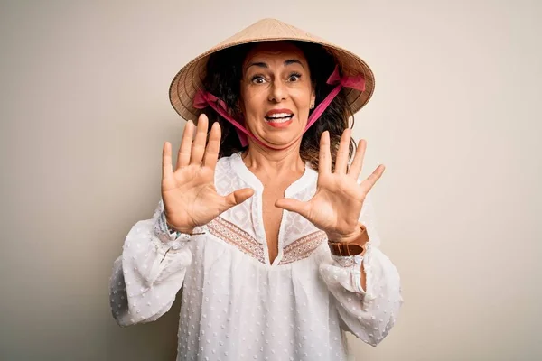 Mulher Morena Meia Idade Vestindo Chapéu Cônico Tradicional Asiático Sobre — Fotografia de Stock