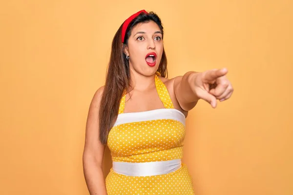 Jong Hispanic Pin Vrouw Dragen Mode Sexy Jaren Stijl Gele — Stockfoto