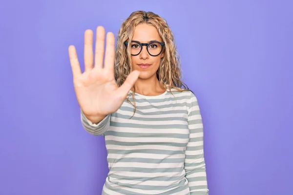 Hermosa Mujer Rubia Vistiendo Casual Camiseta Rayas Gafas Sobre Fondo —  Fotos de Stock