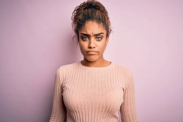 Junge Schöne Afrikanisch Amerikanische Mädchen Lässigem Pullover Vor Rosa Hintergrund — Stockfoto