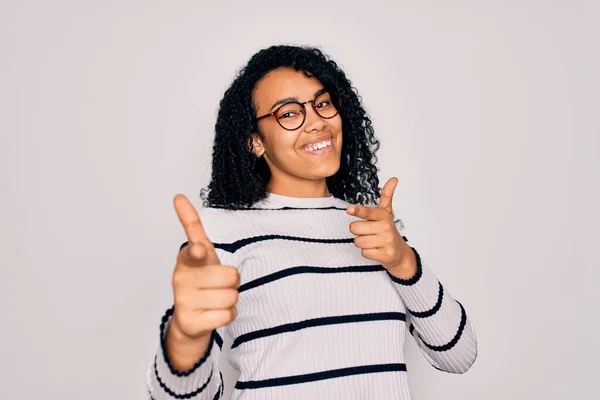 Mujer Afroamericana Joven Con Suéter Rayas Gafas Sobre Fondo Blanco — Foto de Stock