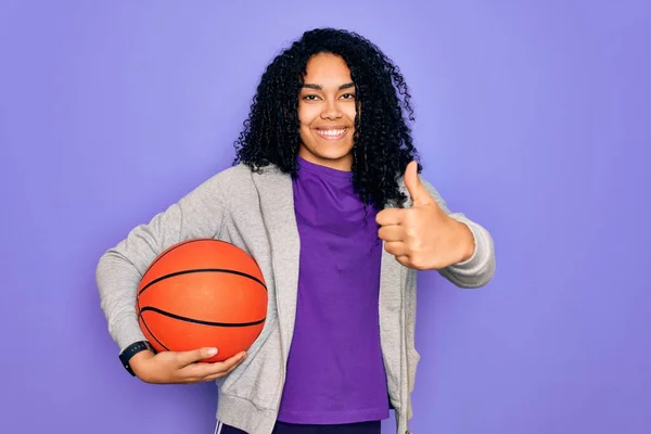 Afro Amerikalı Kıvırcık Spor Kadın Basketbol Topunu Mor Arka Planda — Stok fotoğraf