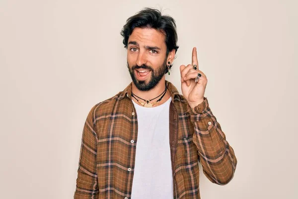 Ung Stilig Hispanic Bohemisk Man Bär Hippie Stil Står Över — Stockfoto