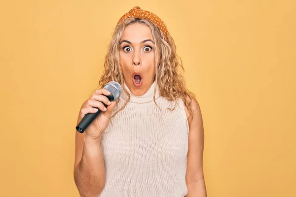 Junge Schöne Blonde Sängerin Frau Singt Mit Mikrofon Über Gelbem — Stockfoto