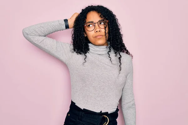 Mujer Afroamericana Joven Con Jersey Cuello Alto Gafas Sobre Fondo —  Fotos de Stock