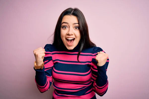 Joven Morena Elegante Mujer Con Camisa Rayas Sobre Fondo Rosa — Foto de Stock