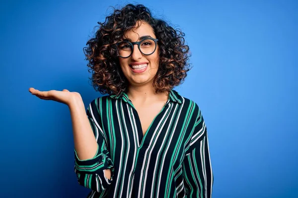 Joven Hermosa Mujer Árabe Rizada Con Camisa Rayas Gafas Sobre —  Fotos de Stock