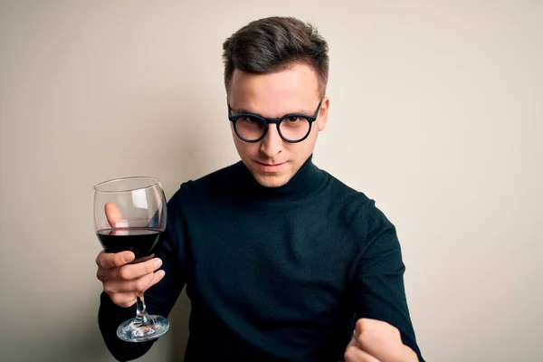 Νεαρός Όμορφος Καυκάσιος Άντρας Πίνει Ένα Ποτήρι Κόκκινο Κρασί Πάνω — Φωτογραφία Αρχείου