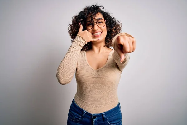 Joven Hermosa Mujer Árabe Rizado Con Camiseta Casual Gafas Sobre — Foto de Stock