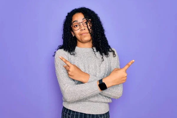 Mujer Afroamericana Joven Con Suéter Casual Gafas Sobre Fondo Púrpura — Foto de Stock