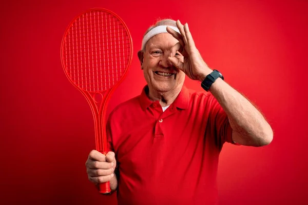 Cinzento Cabelos Seniores Jogador Tênis Homem Segurando Raquete Sobre Vermelho — Fotografia de Stock