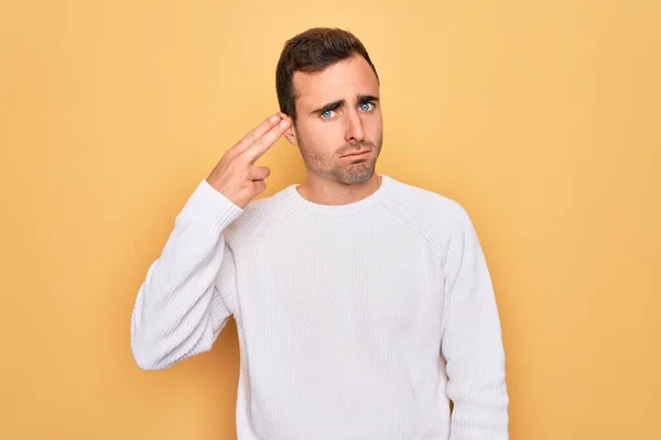 Giovane Bell Uomo Con Gli Occhi Azzurri Che Indossa Maglione — Foto Stock