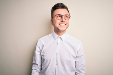 Gözlük takan yakışıklı iş adamları ve soyutlanmış arka planda zarif gömlekler giyip yüzünde gülümseme, doğal bir ifade ile yan yana bakıyorlar. Kendinden emin gülen.