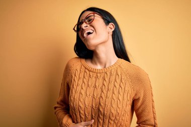 Sarıya boyanmış arka planda gözlük takan genç ve güzel İspanyol kadın mide bulantısı ve acı verici bir hastalıktan dolayı el üstünde tutuluyor. Ache kavramı.