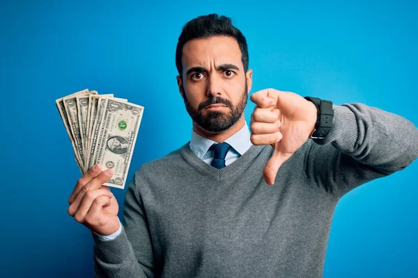 Joven Hombre Guapo Con Barba Sosteniendo Montón Billetes Dólares Sobre —  Fotos de Stock