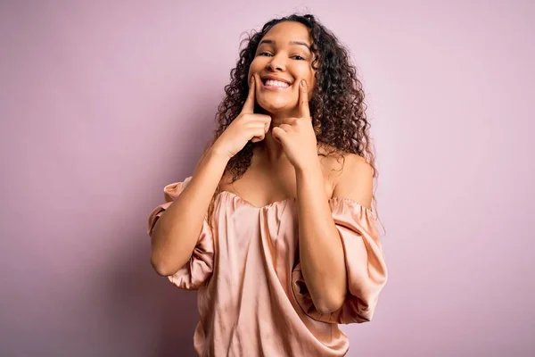 Young Beautiful Woman Curly Hair Wearing Casual Shirt Standing Pink — Stock Photo, Image