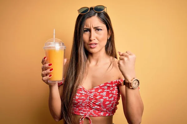 Vacker Brunett Kvinna Dricka Glas Med Hälsosam Apelsinjuice Över Gul — Stockfoto