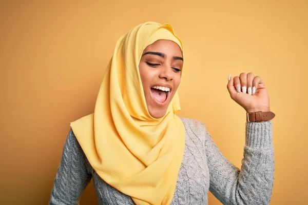 Jovem Bela Menina Afro Americana Vestindo Hijab Muçulmano Sobre Fundo — Fotografia de Stock