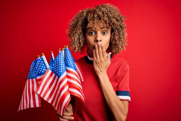 Ung Afrikansk Amerikansk Patriotisk Lockig Kvinna Håller Usa Flaggor Över — Stockfoto