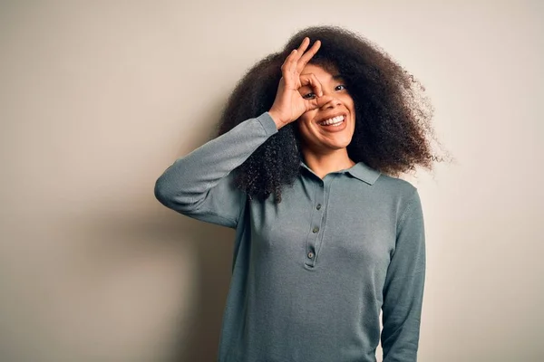 Mladá Krásná Africká Americká Žena Afro Vlasy Stojící Nad Izolovaným — Stock fotografie