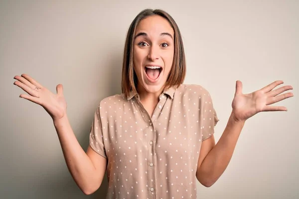 Jovem Mulher Bonita Vestindo Camisa Casual Sobre Fundo Branco Isolado — Fotografia de Stock