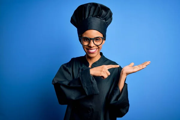 Afro Amerikan Aşçı Kadın Aşçı Üniforması Mavi Arka Planda Şapka — Stok fotoğraf