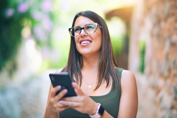 Young Beautiful Woman Smiling Happy Confident Standing Smile Face Using — Stock Photo, Image