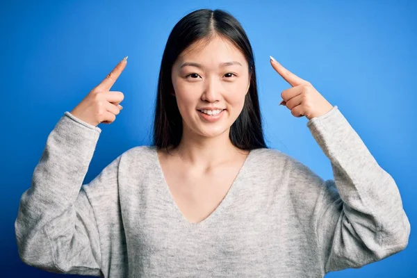 Jonge Mooie Aziatische Vrouw Dragen Casual Trui Staan Blauw Geïsoleerde — Stockfoto