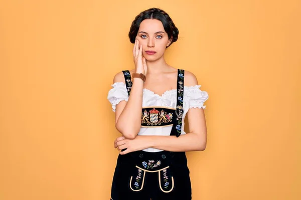 Jovem Mulher Alemã Bonita Com Olhos Azuis Vestindo Vestido Octoberfest — Fotografia de Stock