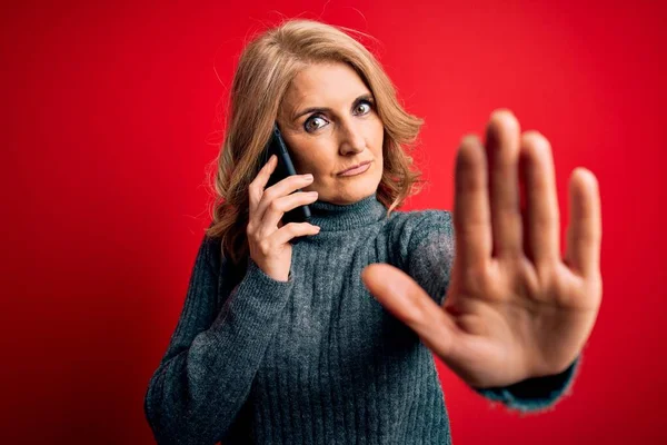 Orta Yaşlı Güzel Sarışın Bir Kadın Akıllı Telefonla Konuşuyor Eli — Stok fotoğraf
