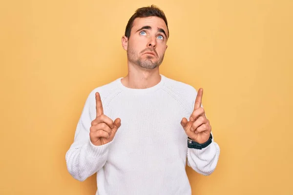 Homem Bonito Jovem Com Olhos Azuis Vestindo Camisola Casual Sobre — Fotografia de Stock