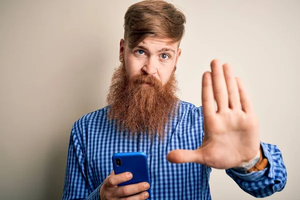 Pelirrojo Irlandés Con Barba Usando Teléfono Inteligente Mirando Pantalla Sobre — Foto de Stock