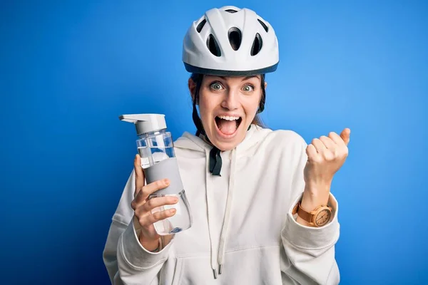 Joven Hermosa Pelirroja Ciclista Mujer Con Casco Bicicleta Drinkjng Botella — Foto de Stock